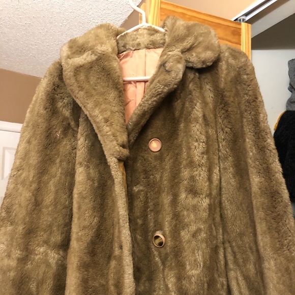 Faux Fur Coat below the knees - Picture 2 of 3